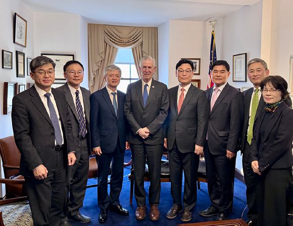 (왼쪽부터) 이경호 한국철강협회 부회장, 최규종 한국조선해양플랜트협회 부회장, 이인호 한국무역협회 부회장, 돈 바이어 미 하원의원(민주·버지니아), 박태성 한국배터리산업협회 부회장, 노백식 한국원자력산업협회 부회장, 김정회 한국반도체산업협회 회장, 서정란 한국자동차모빌리티산업협회 상무가  지난 15일(현지시간) 미국 워싱턴 D.C.에서 면담을 마치고 기념사진을 촬영하고 있다. [사진=한국무역협회]