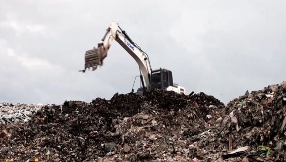 세계적인 휴양지이자 신혼여행지로도 많은 사랑을 받고 있는 푸껫이 최근 급증하는 쓰레기 등으로 몸살을 앓고 있다. 사진은 매립지에 가득 찬 쓰레기. [사진=로이터]