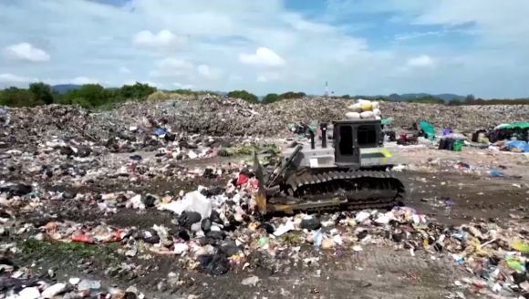 세계적인 휴양지이자 신혼여행지로도 많은 사랑을 받고 있는 푸껫이 최근 급증하는 쓰레기 등으로 몸살을 앓고 있다. 사진은 매립지에 가득 찬 쓰레기. [사진=로이터]