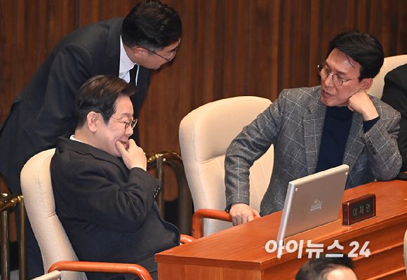 더불어민주당 이재명 대표와 박찬대 원내대표가 지난 3일 오후 서울 여의도 국회 본회의장에서 열린 제423회 국회(임시회) 제4차 본회의에서 대화를 하고 있다. [사진=곽영래 기자]