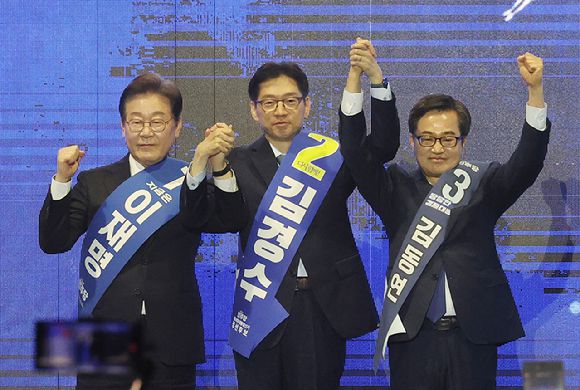 더불어민주당 대선 경선 후보들이 20일 울산시 울주군 울산전시컨벤션센터에서 열린 '제21대 대통령선거 후보자 선출을 위한 영남권 합동연설회'에서 당원들에게 인사하고 있다. 2025.4.20 [사진=연합뉴스]