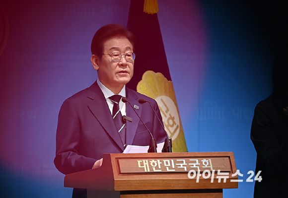 대선 출마를 선언한 이재명 전 더불어민주당 대표가 지난 11일 서울 여의도 국회 소통관에서 '비전 선포식 및 캠프 일정 발표'를 하고 있다. [사진=곽영래 기자]