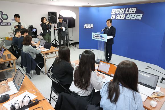 더불어민주당 김동연 대선 경선 후보가 22일 서울 영등포구 여의도 선거 캠프에서 열린 '백팩 메고 TMI' 기자간담회에서 공약 발표를 하고 있다. 2025.4.22 [사진=연합뉴스]