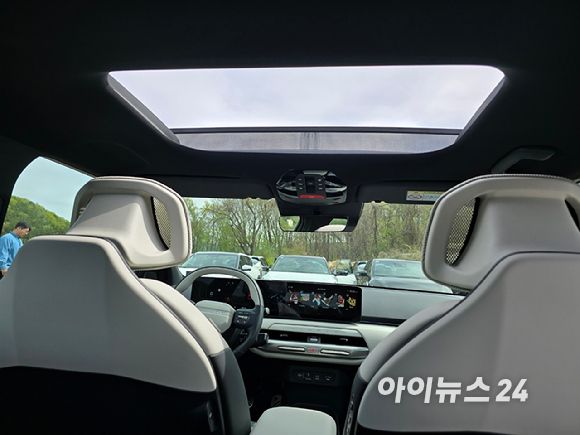 기아 'EV4' 인테리어. [사진=김종성 기자]