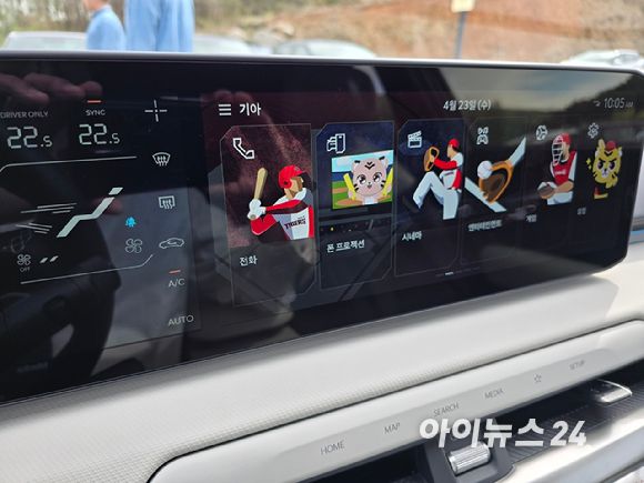 기아 'EV4' 디스플레이에 적용된 기아 구단의 테마. [사진=김종성 기자]