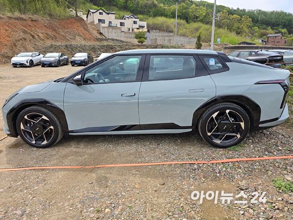기아 'EV4' 측면. [사진=김종성 기자]