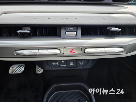 기아 'EV4' 중앙 디스플레이 하단의 히든 타입 터치 버튼. [사진=김종성 기자]