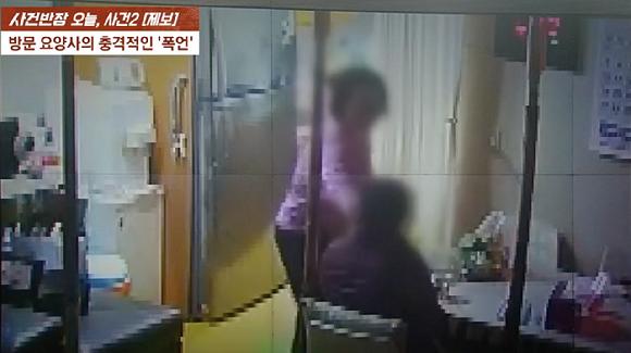 한 요양보호사가 치매를 앓고 있는 85세 노인에게 폭언과 폭행을 가했다는 피해 가족의 호소가 전해졌다. 요양보호사가 식사 중인 어머니에게 폭행을 가하는 장면. [사진=JTBC]