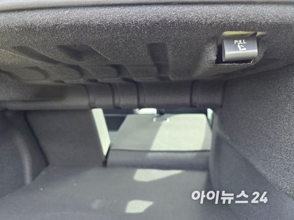 기아 'EV4' 트렁크 공간. 트렁크 쪽에서 버튼을 당켜 2열을 점을 수 있다. [사진=김종성 기자]