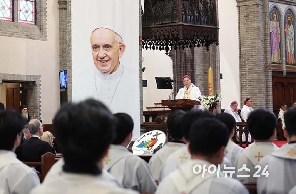 24일 오전 서울 중구 명동대성당에서 천주교 서울대교구장 정순택 대주교 주례로 프란치스코 교황 추모 미사가 거행되고 있다. [사진=사진공동취재단]