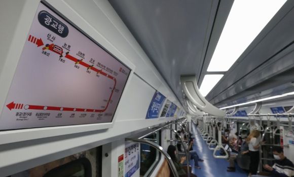 지난 2022년 연장 개통한 신분당선에서 승객들이 열차를 타고 있다. [사진=연합뉴스]