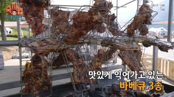 지난해 열린 인제 캠프레이크 페스티벌에서 사용되고 있는 논란의 '공사자재 바베큐 그릴'. [사진=백종원 유튜브 캡처.]