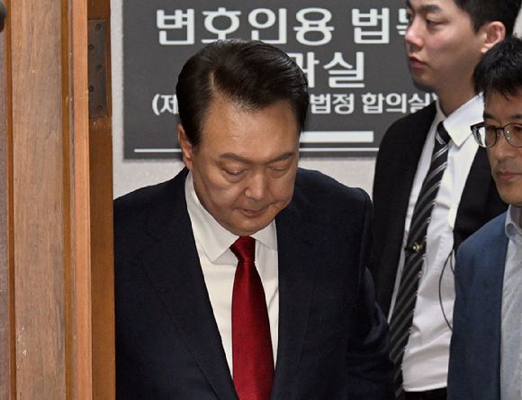 윤석열 전 대통령이 21일 서울 서초동 서울중앙지법에서 열린 내란 우두머리 혐의 형사재판 2번째 공판에 출석하고 있다. [사진=사진공동취재단]