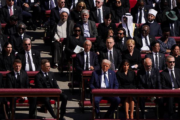 도널드 트럼프 미국 대통령이 26일 오전 10시(한국시간 오후 5시) 바티칸 성 베드로 광장에서 진행된 프란치스코 교황의 장례 미사에 참석했다. [사진=연합뉴스]