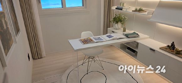 25일 '교산 푸르지오 더 퍼스트' 견본주택에 조성된 59㎡C타입 유니트 침실. [사진=이수현 기자]