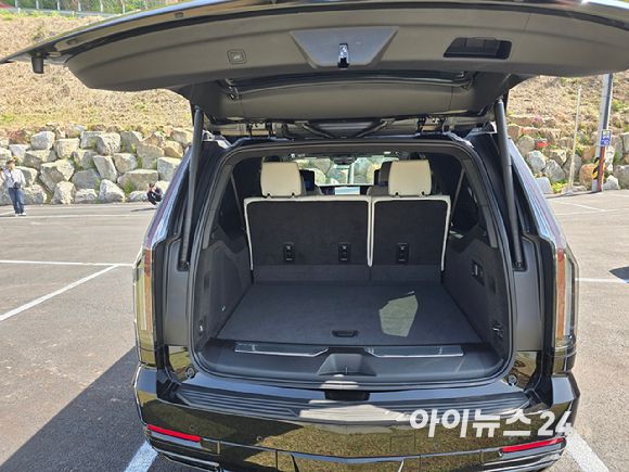 캐딜락 '더 뉴 에스컬레이드' ESV 스포츠 플래티넘 모델 트렁크. 3열까지 모두 세운 상태에서도 넓은 적재 공간을 확보했다. [사진=김종성 기자]