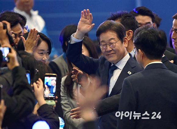 더불어민주당 이재명 대선 경선 후보가 27일 오후 경기 일산 킨텍스에서 열린 제21대 대통령선거 후보자 선출을 위한 수도권·강원·제주 합동연설회에 참석하고 있다. [사진=곽영래 기자]