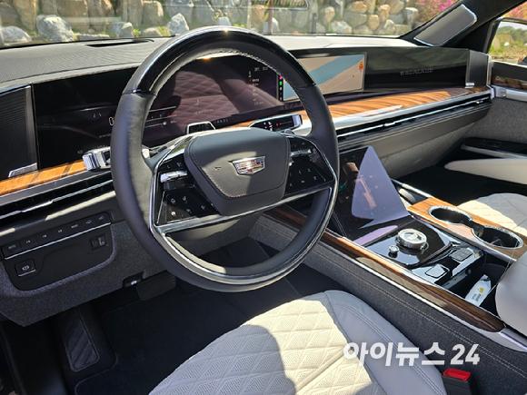 캐딜락 '더 뉴 에스컬레이드' ESV 스포츠 플래티넘 모델 1열 인테리어. [사진=김종성 기자]