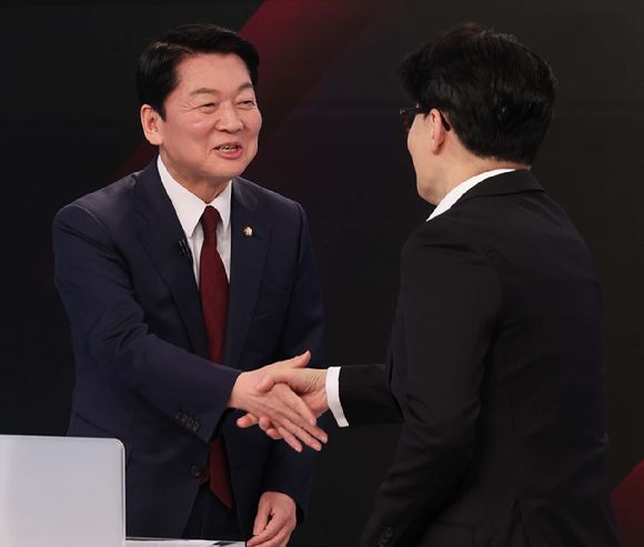 26일 서울 중구 매경미디어센터에서 열린 국민의힘 대통령 선거 제2차 경선 후보자 토론회에서 안철수 후보가 한동훈 후보와 악수하고 있다. [사진=연합뉴스]