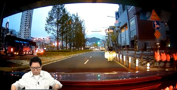 한문철 변호사가 유튜브 채널 '한문철TV' 영상에서 지난 22일 새벽 부산 시내 한 도로에서 역주행으로 운전자를 놀라게 한 리어카의 사연을 소개하고 있다. [사진=유튜브 '한문철TV']