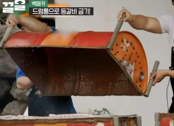 백종원 더본코리아 대표가 녹이 슨 듯한 찜통을 구이 요리에 사용하는 모습. [사진=유튜브]