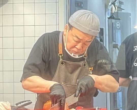 프랑스에서 방송 촬영 중인 백종원 더본코리아 대표. [사진=온라인 커뮤니티]