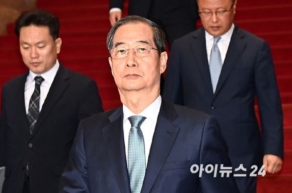 한덕수 대통령 권한대행 국무총리가 지난 24일 오전 서울 여의도 국회에서 열린 추가경정예산안 시정연설을 마치고 국회를 나서고 있다. [사진=곽영래 기자]