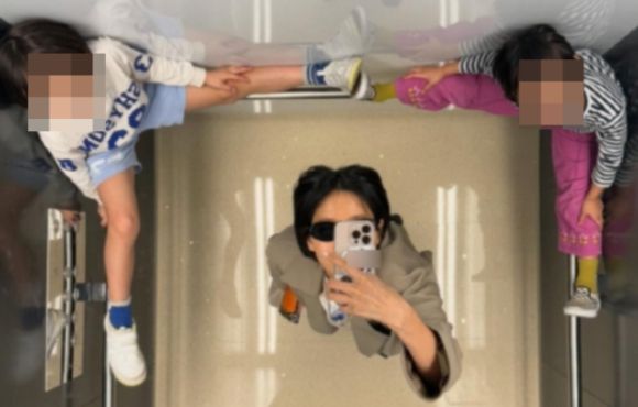 김나영은 사진을 두고 논란이 일자, 이를 사과했다. 사진은 엘리베이터 안에서 인증샷을 남기는 김나영과 두 아들. [사진=김나영 인스타그램]