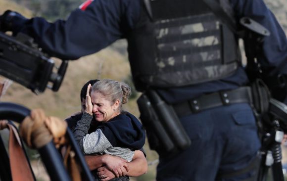 이러한 정치 폭력은 복잡적인 원인으로 인해 벌어진다. 사진은 슬퍼하는 총격 희생자 유족. [사진=AP/연합뉴스]