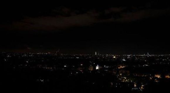 이번 정전은 유럽 사상 최악의 사태로 기록될 가능성이 높다. 사진은 지난 28일(현지시간) 정전으로 깜깜한 스페인 바르셀로나 전경. [사진=AFP/연합뉴스]