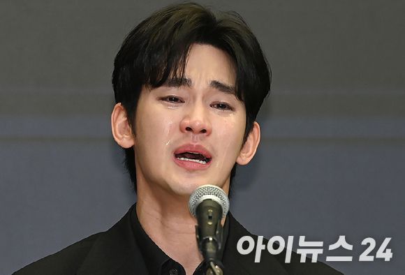 배우 김수현이 지난달 31일 서울 마포구 상암동 스탠포드호텔 서울에서 기자회견을 하고 있다. [사진=곽영래 기자]