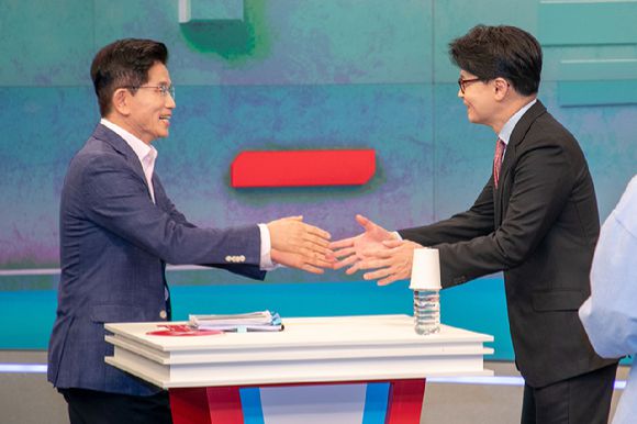 국민의힘 제21대 대통령선거 경선 결선투표에 진출한 김문수(왼쪽), 한동훈 후보가 30일 서울 중구 TV조선에서 TV토론에 앞서 인사하고 있다. [사진=연합뉴스]