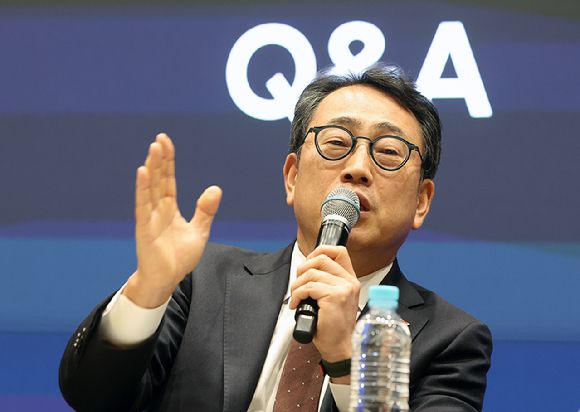 유영상 SK텔레콤 대표가 2일 서울 중구 SK T타워에서 열린 유심(USIM) 정보 유출 관련 일일 브리핑에서 취재진의 질문에 답하고 있다. [사진=연합뉴스]