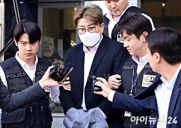 특정범죄가중처벌법(특가법)상 위험운전치상·도주치상, 도로교통법상 음주운전·사고후 미조치, 범인도피교사 등 혐의를 받고있는 가수 김호중이 지난해 5월 31일 오전 서울 강남경찰서에서 구치소로 이감되고 있다. [사진=곽영래 기자]