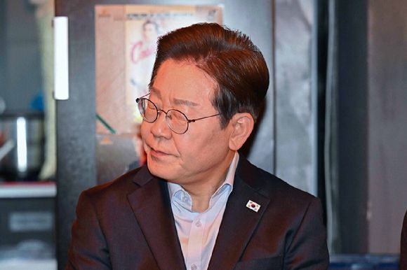 더불어민주당 이재명 대선 후보가 지난 1일 서울 종로구의 한 포차 식당에서 '당신의 하루를 만드는, 보이지 않는 영웅들'이란 주제로 열린 배달 라이더, 택배 기사 등 비(非)전형 노동자들과의 간담회에 참석하고 있다.  [사진=연합뉴스]