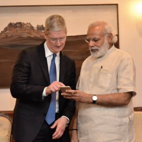 팀쿡 애플 CEO와 나렌드라 모디 인도 총리  [사진=팀 쿡 CEO 트위터]