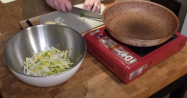 사진은 요리를 준비하는 과정, 한 보울에 썰린 애호박, 감자, 양파가 담겨 있다. [사진=유튜브 @성시경]