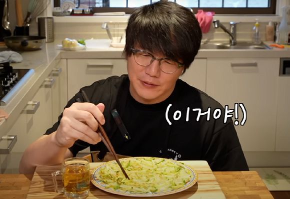 그는 완성된 전을 먹고 "확실히 다른 식감"이라며 치켜세우기도 했다. [사진=유튜브 @성시경]