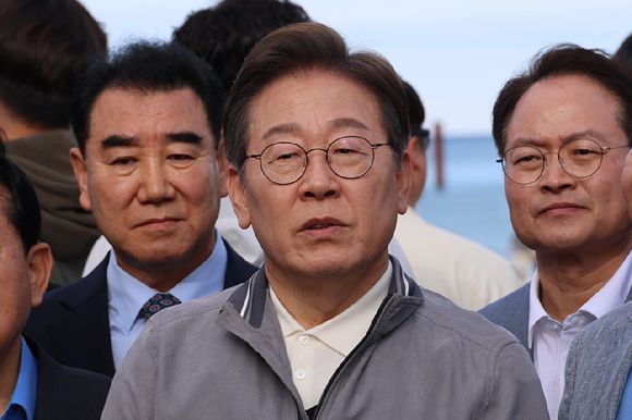 더불어민주당 이재명 대선 후보가 '골목골목 경청투어' 사흘째인 3일 강원도 삼척해수욕장을 찾아 도민들을 만난 뒤 국민의힘 김문수 대선 후보 선출과 관련한 취재진 질문에 답하고 있다. 2025.5.3 [사진=연합뉴스]