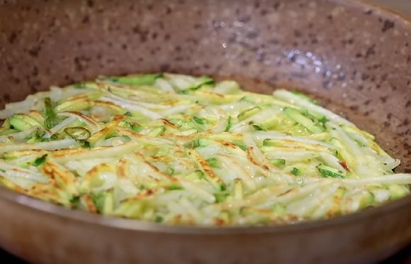 사진은 잘 부쳐진 '애호박 양파 감자전' [사진=유튜브 @성시경]