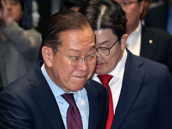 국민의힘 권영세 비상대책위원장과 권성동 원내대표가 5일 서울 여의도 국회에서 열린 의원총회에 참석하고 있다.  [사진=연합뉴스]