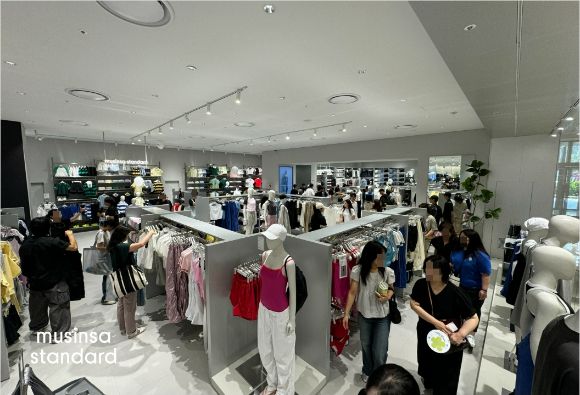 무신사 스탠다드 롯데백화점 센텀시티점을 방문한 고객들의 모습. [사진=무신사]