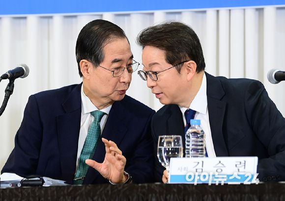 한덕수 무소속 대통령선거 예비후보가 6일 오전 서울 중구 코리아나 호텔에서 열린 관훈토론회에 참석해 김승련 관훈클럽 총무와 이야기를 나누고 있다. [사진=정소희 기자]