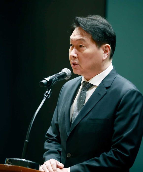 최태원 SK그룹 회장이 7일 오전 서울 중구 SK T타워에서 열린 SKT 해킹 관련 일일브리핑에서 발언하고 있다. [사진=SKT]