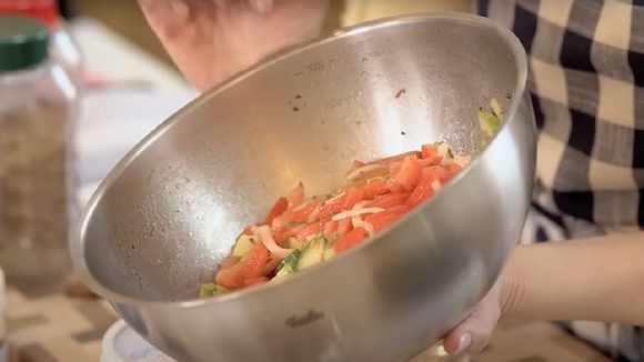 요리에 사용된 각종 재료는 노화방지와 면역력 강화에 탁월한 것으로 알려졌다. 사진은 보울에 담긴 샐러드. [사진=유튜브 @깡주은]