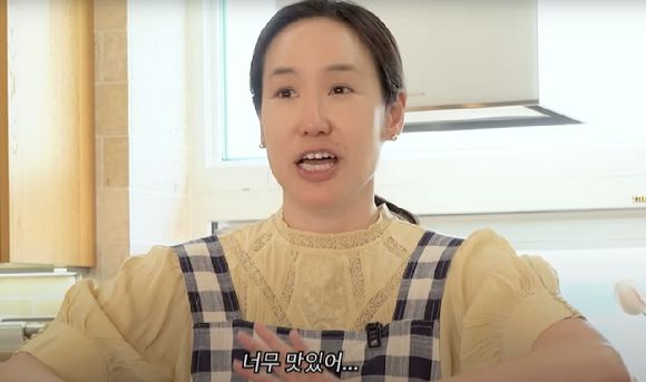 강주은은 수블라키를 피타 브레드(중동에서 즐겨 먹는 납작한 빵)에 담고 그릭 요거트와 샐러드를 곁들여 간편한 샌드위치 형태로 만들었다. [사진=유튜브 @깡주은]