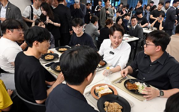 개혁신당 이준석 대선 후보가 13일 '학식먹자 이준석' 행사가 열린 대구 경북대학교에서 학생들과 학식을 먹으며 대화하고 있다. 2025.5.13 [사진=연합뉴스]
