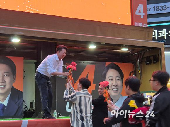 이준석 개혁신당 대선 후보가 14일 오후 부산 서면 '젊음의 거리'에서 유세를 진행하던 도중 지지자에게 꽃을 전달 받고 있다. [사진=김주훈 기자]