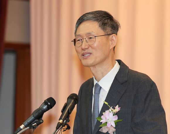 문형배 헌법재판소장 권한대행이 지난달 18일 서울 종로구 헌법재판소에서 열린 퇴임식에서 퇴임사를 전하고 있다. [사진=연합뉴스]