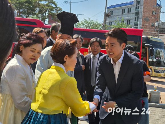 이준석 개혁신당 대선 후보가 14일 부산 성균관유도회를 방문해 관계자들과 인사를 나누고 있다. [사진=김주훈 기자]